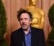 Tim Burton le bras en écharpe après une chute dans une rue londonienne, présent au déjeuner des nommés aux Oscars 2013 à Los Angeles, le 4 février 2013.