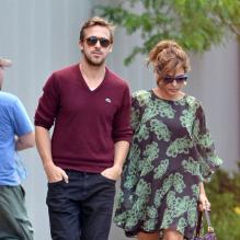 Couple à l'écran et... à la ville. Ryan Gosling and Eva Mendes à Niagara Falls, le 6 juin 2012.