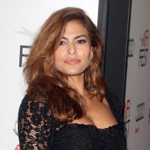 Eva Mendes électrique et divine pour la première de Sur la route lors du festival du film API à Hollywood le 3 novembre 2012.
