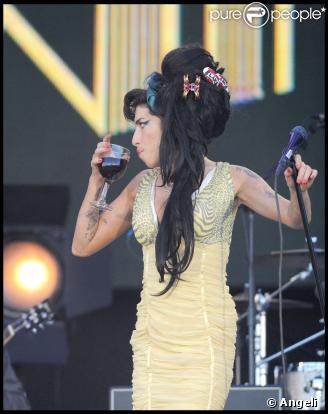 Amy Winehouse de retour sur scène avec son verre !