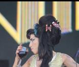 Amy Winehouse de retour sur scène avec son verre !