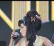 PHOTOS : Amy Winehouse sur scène mais jamais sans son verre...
