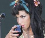 Amy Winehouse de retour sur scène avec son verre !