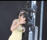Amy Winehouse de retour sur scène avec son verre !