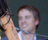Amy Winehouse de retour sur scène avec son verre !