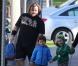 L'acteur Jack Black et sa femme Tanya emmènent leurs fils Samuel et Thomas à l'école à Los Angeles, le 20 février 2013.