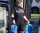 Jack Black et sa femme Tanya emmènent leurs deux fils Samuel et Thomas à l'école à Los Angeles, le 20 février 2013.
