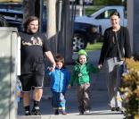 Jack Black et sa femme Tanya emmènent leurs enfants Samuel et Thomas à l'école à Los Angeles, le 20 février 2013.