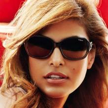 Eva Mendes, sensuelle égérie photographiée par Mario Testino pour la campagne printemps-été 2013 de Vogue Eyewear.