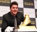 Le pied gauche de Lionel Messi en or et présenté le 6 mars 2013 à Tokyo par son frère