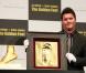 Le pied gauche de Lionel Messi immortalisé dans l'or et présenté le 6 mars 2013 à Tokyo