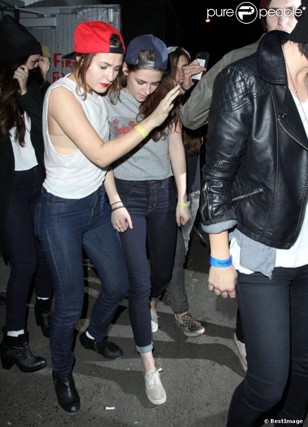 Kristen Stewart escortée par une amie à la sortie de la boîte de nuit Troubadour à West Hollywood, le 5 mars 2013.