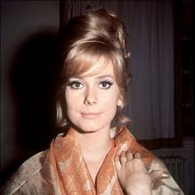 Catherine Deneuve, blonde et magnifique.