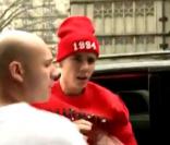 Justin Bieber pète les plombs et se jette sur un journaliste !