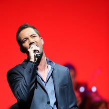 Emmanuel Moire au gala "2000 femmes chantent contre le cancer" à l'Olympia de Paris, le 7 mars 2013.