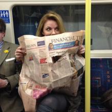 La chanteuse Geri Halliwell a pris grand plaisir dans le métro londonien, le 13 mars 2013.
