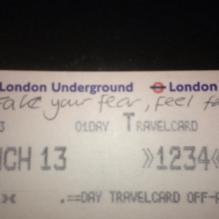 La Spice-girl Geri Halliwell a pris grand plaisir dans le métro londonien, le 13 mars 2013.