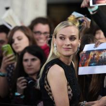 Diane Kruger signe des autographes à la première du film Les Âmes Vagabondes (The Host) au ArcLight Theatre, Los Angeles, le 19 mars 2013