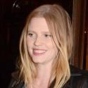 Lara Stone : Enceinte et radieuse fan de théâtre avec Sting