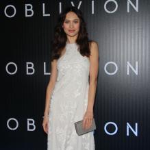 Olga Kurylenko virginale à l'avant-première du film Oblivion à Rio de Janeiro, le 27 mars 2013.