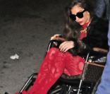 Lady Gaga, en deuil de son grand-père, dit aussi adieu à son fauteuil roulant