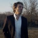 Jean-Louis Murat : Un strip-tease intégral pour son nouveau clip 'Over and Over'