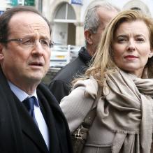 François Hollande et Valérie Trierweiler quittent la préfecture pour marcher dans les rues de Tulle, le 6 avril 2013.
