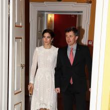 <p>Le prince héritier Frederik et la princesse Mary de Danemark lors des arrivées au palais Moltke (Christian VII) le 5 avril 2013 pour le dîner ponctuant la visite d'Etat de deux jours du président de la Finlande Sauli Niinistö et son épouse Jenni Haukio.</p>