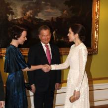 <p>La princesse Mary de Danemark saluant la première dame de Finlande Jenni Haukio lors des arrivées au palais Moltke (Christian VII) le 5 avril 2013 pour le dîner ponctuant la visite d'Etat de deux jours du président de la Finlande Sauli Niinistö.</p>