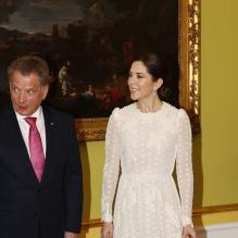 <p>La princesse Mary de Danemark lors des arrivées au palais Moltke (Christian VII) le 5 avril 2013 pour le dîner ponctuant la visite d'Etat de deux jours du président de la Finlande Sauli Niinistö et son épouse Jenni Haukio.</p>