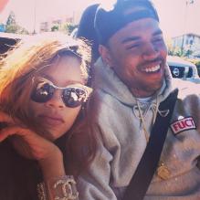 <p>Rihanna postait sur sa page Instagram cette photo de Chris Brown et elle avec en légende : "This shit look like a toupee."</p>