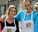 Lauren Bush et Karlie Kloss lors d'une distribution de cookies gratuits près Lincoln Center à New York, le 13 février 2013.