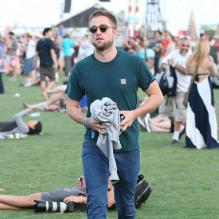 Robert Pattinson sur la pelouse de Coachella 2013.