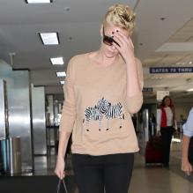 Charlize Theron, vêtue d'un sweater Maxwell, un slim noir assorti à son sac et des bottines marrons Rag &amp; Bone, tente de se faire discrète. Los Angeles, le 17 avril 2013.