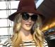 Rosie Huntington-Whiteley voyage avec style ! Surprise à l'aéroport de Los Angeles, elle porte des lunettes Chanel, un T-shirt rayé Lily Aldirdge for Velvet, un pantalon en cuir Helmut Lang, des bottines Brian Atwood et un sac Saint Laurent. Le 15 avril 2013.