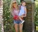Kimberly Stewart et Delilah, dans les rues de Los Angeles, le 20 avril 2013. La jeune fille, née de la brève relation de sa mère avec Benicio Del Toro, faisait ses premiers pas.
