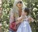 Kimberly Stewart et sa jeune fille Delilah, dans les rues de Los Angeles, le 20 avril 2013. La jeune fille, née de la brève relation de sa mère avec Benicio Del Toro, faisait ses premiers pas.
