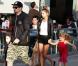 Nicole Richie et Joel Madden avec leurs enfants Harlow et Sparrow à Los Angeles le 16 avril 2013.