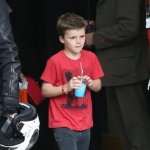 David et Victoria Beckham ont emmené leurs quatre enfants Brooklyn, Romeo, Cruz et Harper au restaurant 'Le Jules Verne' situé au deuxième étage de la Tour Eiffel. A Paris le 5 mai 2013.
