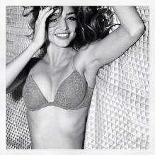 Miranda Kerr poste en soutien-gorge pour son compte Twitter.