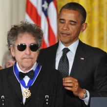 <p>Le président des États-Unis Barack Obama remettait dans l'après-midi du 29 mai 2012 la Médaille présidentielle de la liberté à des personnalités majeures, dont Bob Dylan, dans la salle Est de la Maison Blanche.</p>