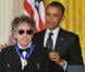  Le président des États-Unis Barack Obama remettait dans l'après-midi du 29 mai 2012 la Médaille présidentielle de la liberté à des personnalités majeures, dont Bob Dylan, dans la salle Est de la Maison Blanche. 