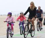 Heidi Klum et toute sa tribu : Balade à vélo, câlins, foot, un week-end actif