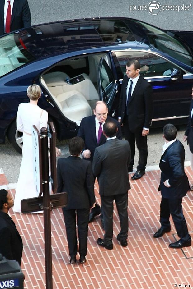 CASA PRINCIPESCA DE MÓNACO - Página 43 1124363-prince-albert-ii-of-monaco-and-princess-620x0-1