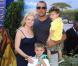 Melissa Joan Hart, son mari et leur deux premiers garçons en août 2011 à Los Angeles