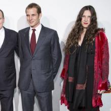 <p>Andrea Casiraghi et sa fiancée Tatiana Santo Domingo ont posé avec Sidney Toledano (PDG Dior Couture), la princesse Charlene et le prince Albert de Monaco à l'occasion du défilé Croisière Christian Dior 2014, le 18 mai au port de Monaco.</p>