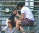  Au moins, il reste un papa attentionné... Dennis Quaid et Kimberly Buffington accompagnaient le 18 mars 2013 leur fils Thomas, 5 ans, à son match de baseball, dans le quartier de Brentwood, à Los Angeles. 