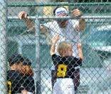  Dennis Quaid et Kimberly Buffington accompagnaient le 18 mars 2013 leur fils Thomas, 5 ans, à son match de baseball, dans le quartier de Brentwood, à Los Angeles. 