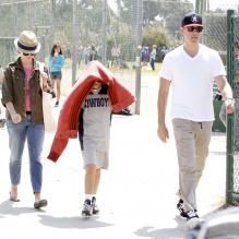 Reese Witherspoon avec son fils Deacon et son mari Jim Toth à Brentwood, le 18 mai 2013.