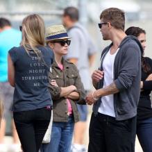 Reese Witherspoon et Ryan Phillippe regardent avec leur compagnon respectif leur fils Deacon jouer au football à Brentwood, le 18 mai 2013.